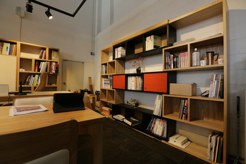 office, shelf, desk-332211.jpg